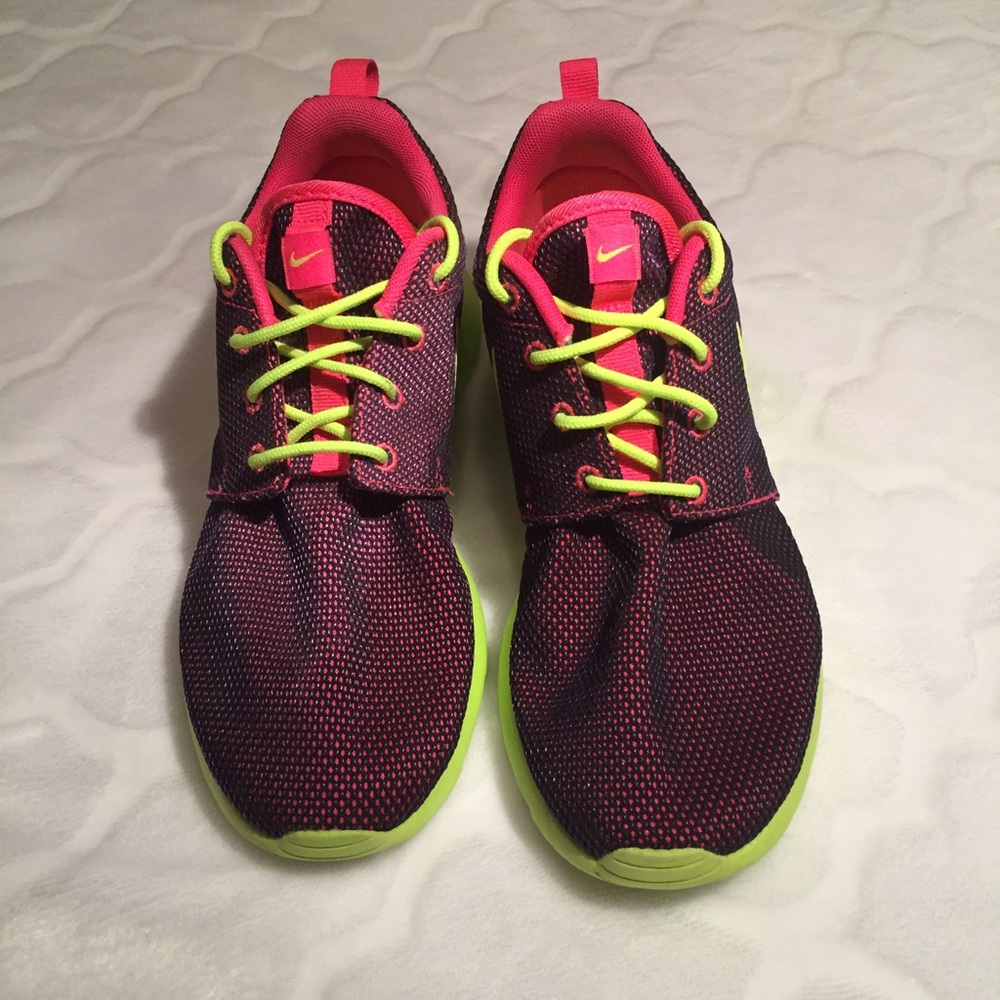 Women's size 7 Nike shoes EUC